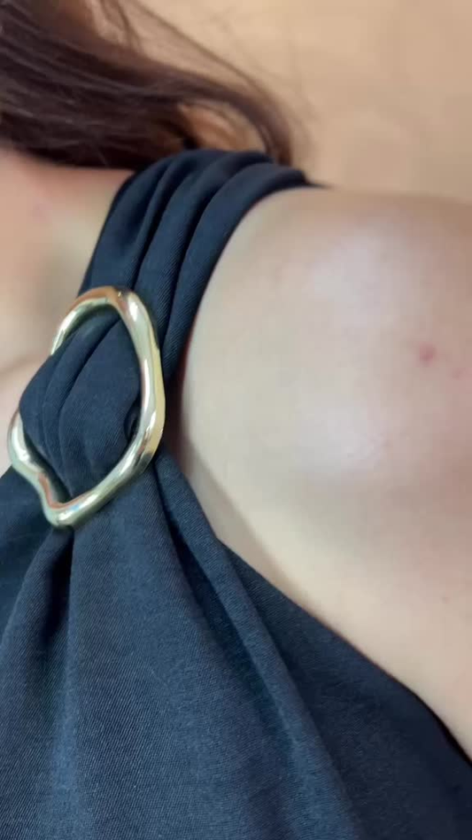 Blusa Feminina Decote de Um Obro Só Manga Mula Manca Com Fivela Elegante Casual , Básica Verão.