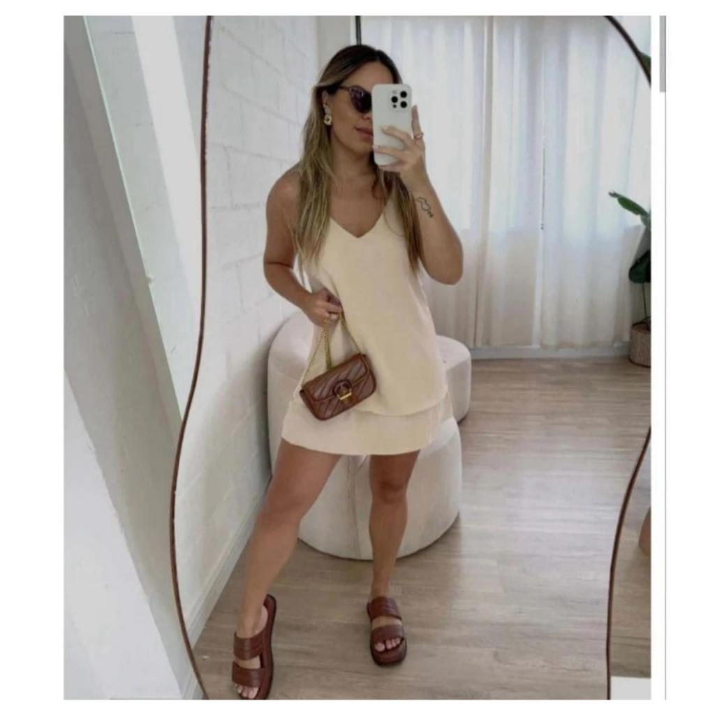 Vestido Curto Soltinho Super Elegante Clara no Tecido Duna Com Babado na Parte de Baixo Moda Verão.