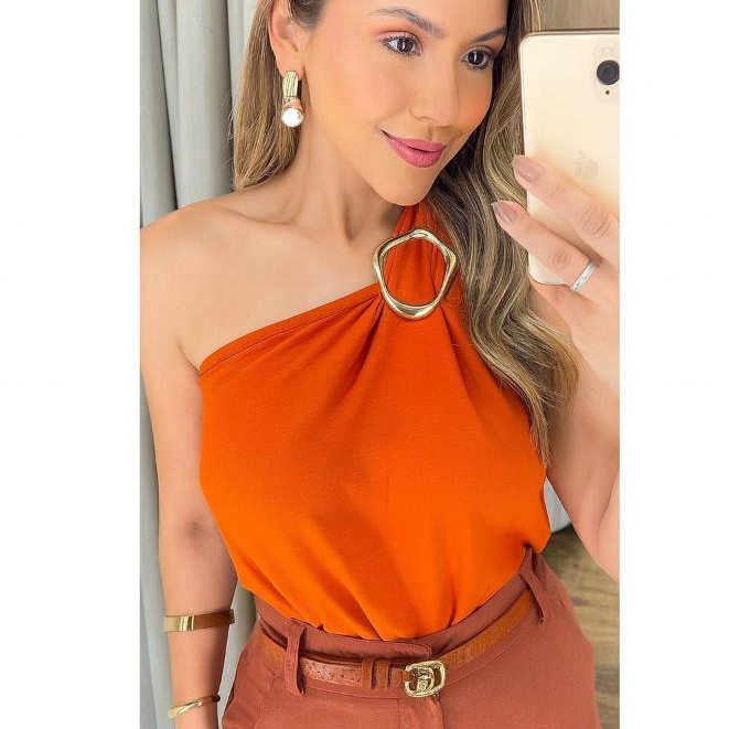 Blusa Feminina Decote de Um Obro Só Manga Mula Manca Com Fivela Elegante Casual , Básica Verão.